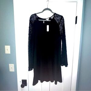Beautiful Black Flowy Shift dress with crochet-like lace sleeves - NWT